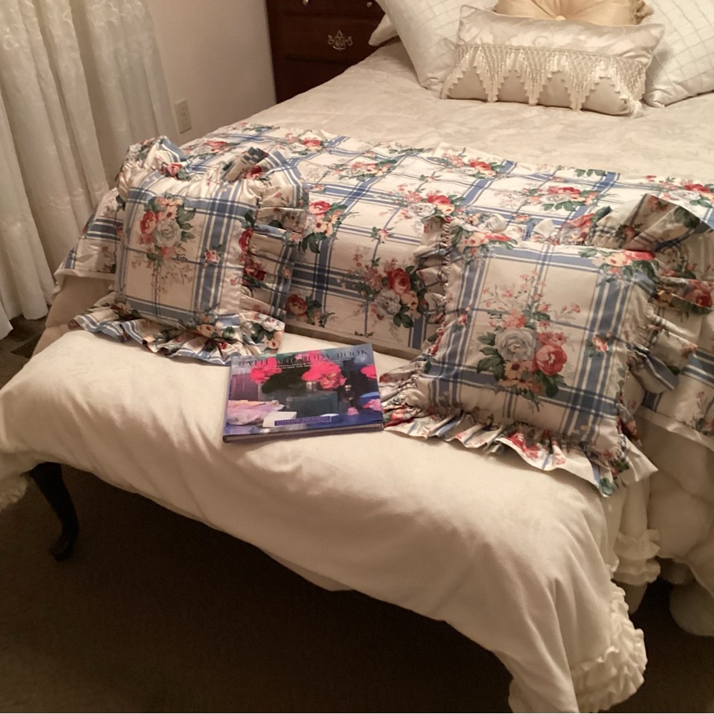 Waverly King Size Bed Runner Cover & 2 Pillows